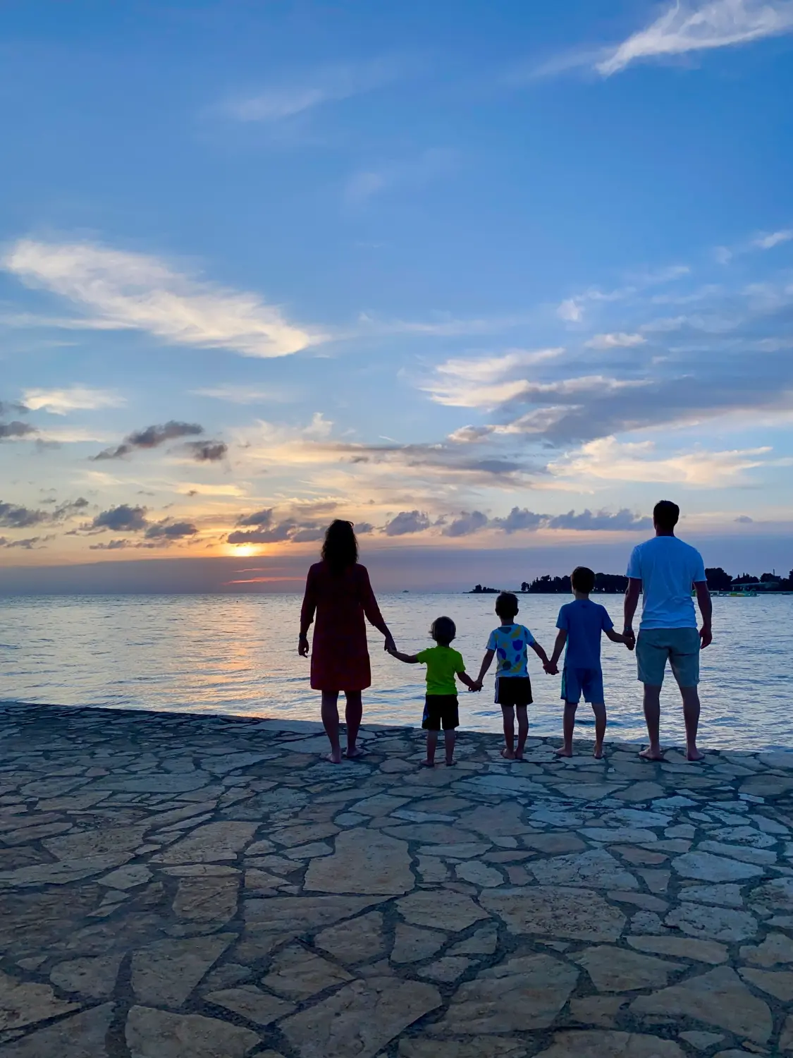 Die Familie von Theresa Bierbaumer, im Vordergrund eines Sonnenunterganges